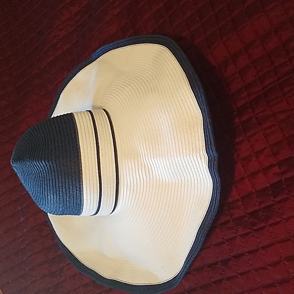 Wide brim floppy sun hat